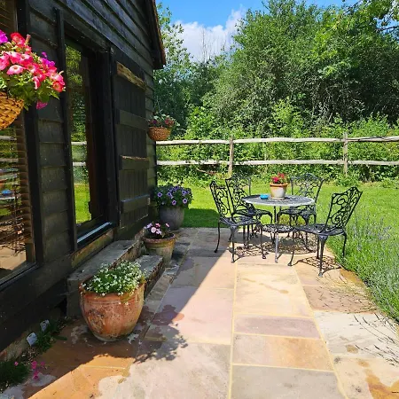 Gatwick Hideout Apartment Charlwood Exterior photo